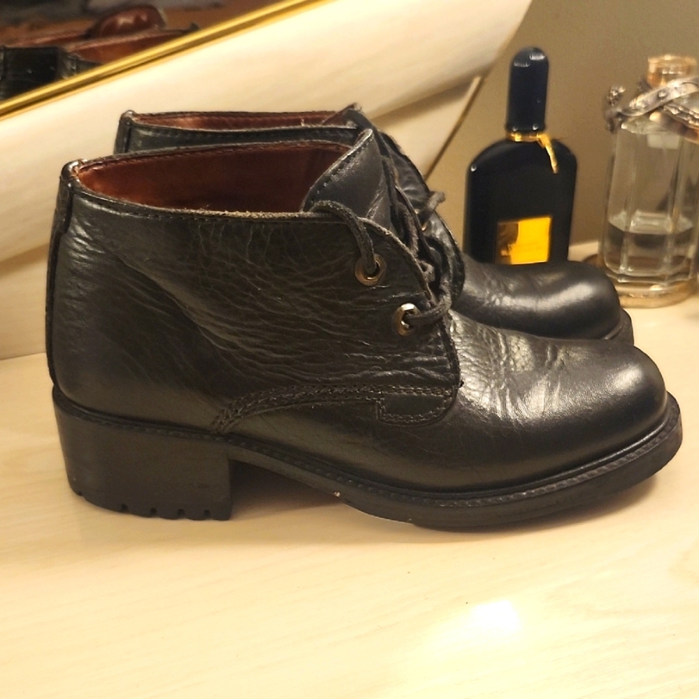 Vintage Cole Hann Genuine Leather Ankle Boots in Black